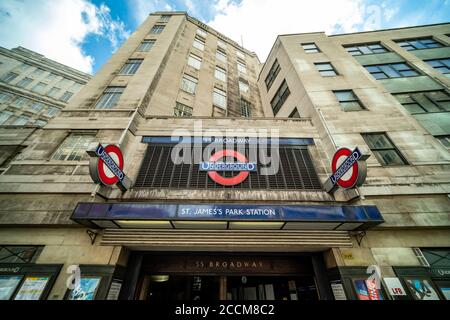 Stazione della metropolitana di St James's Park - Londra Foto Stock