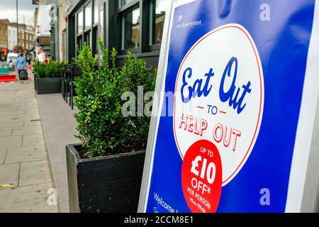 Londra- mangia fuori per aiutare fuori segno sul high di Londra schema del governo di street-UK per aiutare i ristoranti attraverso il Covid 19 in calo Foto Stock