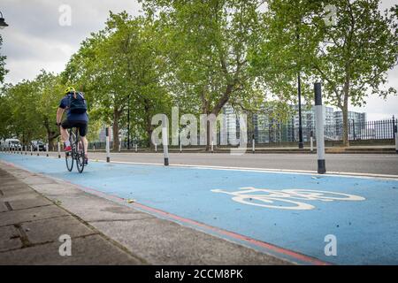 LONDRA- la Superstrada ciclabile CS8 a Pimlico sud-ovest di Londra- Trasporto per le piste ciclabili di Londra contrassegnate in blu Foto Stock