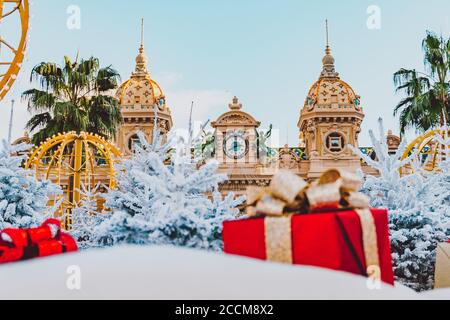 Monte Carlo Casino A Monaco, 25.12.2019 Costa Azzurra, Europa. Vista sul Gran Teatro, ufficio di Les Ballets de Monte Carlo in inverno. Bianco Natale Foto Stock