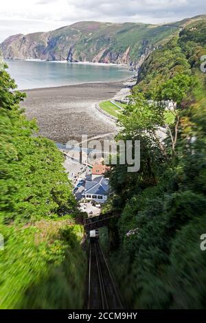 Vista sulla funivia verso il mare E la spiaggia di Lynmouth nel Devon del nord Foto Stock