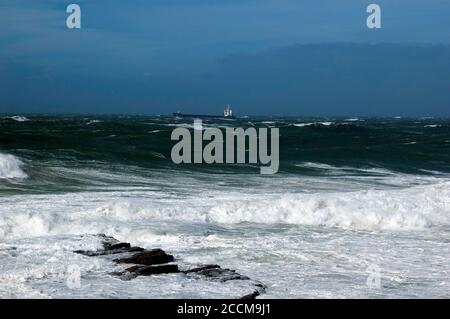 Mare accidentato intorno al faro di Hook, Co Wexford, Irlanda, Europa Foto Stock