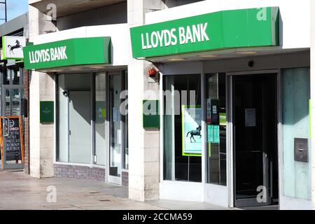 Cardiff, Galles, Regno Unito, 31 agosto 2016: Il logo pubblicitario della banca Lloyds si trova all'esterno dell'ingresso della propria filiale di Business Retail Banking a Queen Street Foto Stock