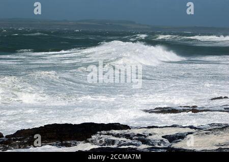 Mare accidentato intorno al faro di Hook, Co Wexford, Irlanda, Europa Foto Stock