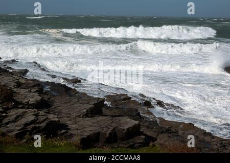 Mare accidentato intorno al faro di Hook, Co Wexford, Irlanda, Europa Foto Stock