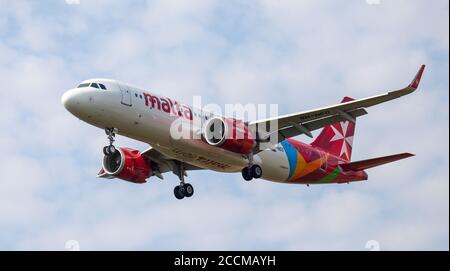 Air Malta Airbus a320 9H-NEO sull'avvicinamento finale a Londra-Heathrow Aeroporto LHR Foto Stock