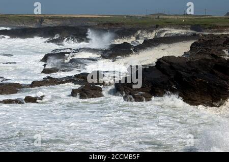 Mare accidentato intorno al faro di Hook, Co Wexford, Irlanda, Europa Foto Stock