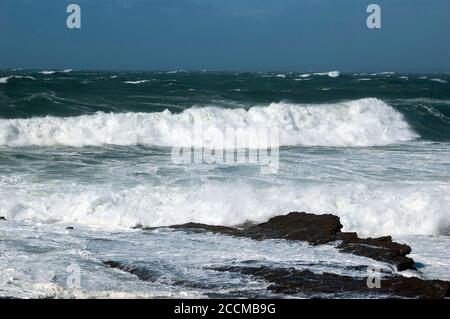 Mare accidentato intorno al faro di Hook, Co Wexford, Irlanda, Europa Foto Stock