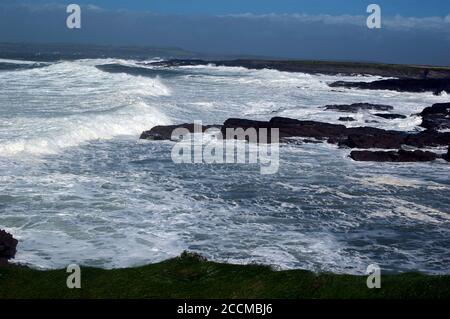 Mare accidentato intorno al faro di Hook, Co Wexford, Irlanda, Europa Foto Stock