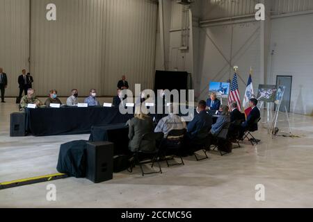 Il presidente Donald J. Trump partecipa a un briefing sul disaster recovery dell'Iowa martedì 18 agosto 2020 all'aeroporto dell'Iowa orientale di Cedar Rapids, Iowa. Persone: Presidente Donald Trump Credit: Storms Media Group/Alamy Live News Foto Stock