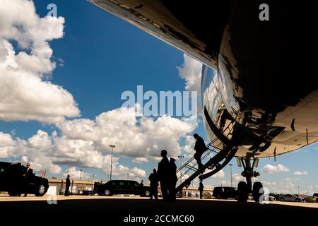 Il presidente Donald J. Trump sbarca l'aeronautica un martedì, 18 agosto 2020, all'aeroporto dell'Iowa orientale a Cedar Rapids, Iowa. Persone: Presidente Donald Trump Credit: Storms Media Group/Alamy Live News Foto Stock