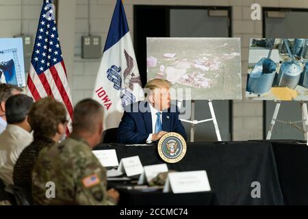 Il presidente Donald J. Trump partecipa a un briefing sul disaster recovery dell'Iowa martedì 18 agosto 2020 all'aeroporto dell'Iowa orientale di Cedar Rapids, Iowa. Persone: Presidente Donald Trump Credit: Storms Media Group/Alamy Live News Foto Stock