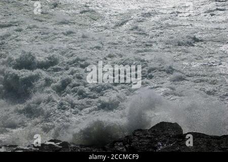 Mare accidentato intorno al faro di Hook, Co Wexford, Irlanda, Europa Foto Stock