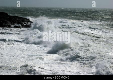 Mare accidentato intorno al faro di Hook, Co Wexford, Irlanda, Europa Foto Stock