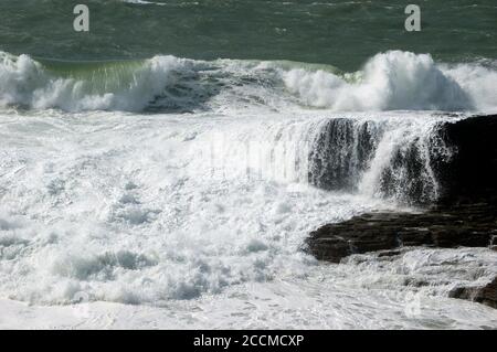 Mare accidentato intorno al faro di Hook, Co Wexford, Irlanda, Europa Foto Stock