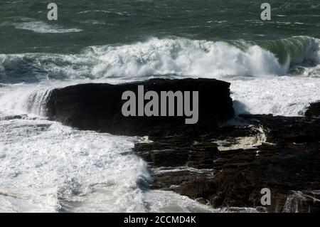 Mare accidentato intorno al faro di Hook, Co Wexford, Irlanda, Europa Foto Stock