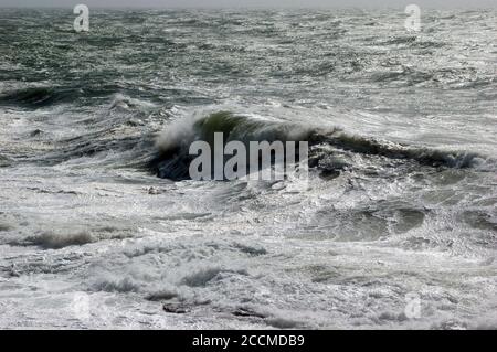 Mare accidentato intorno al faro di Hook, Co Wexford, Irlanda, Europa Foto Stock