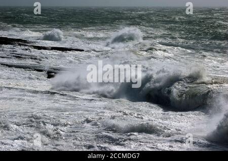 Mare accidentato intorno al faro di Hook, Co Wexford, Irlanda, Europa Foto Stock