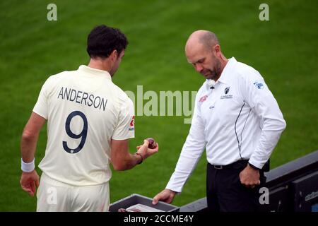 James Anderson, in Inghilterra, sceglie una palla da partita dopo aver imposto il follow-on dopo aver bowling il Pakistan durante il terzo giorno della terza partita di prova presso l'Ageas Bowl, Southampton. Foto Stock