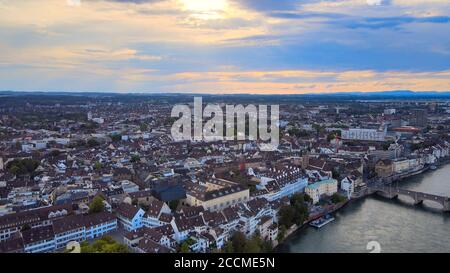 Vista serale sulla città di Basilea in Svizzera Foto Stock