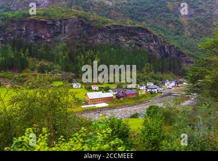 Bellissima valle di Flamsdalen in una giornata estiva piovosa vista dal Flåm linea ferroviaria tra Myrdal e Flåm in Aurland Comune, Contea di Vestland Foto Stock