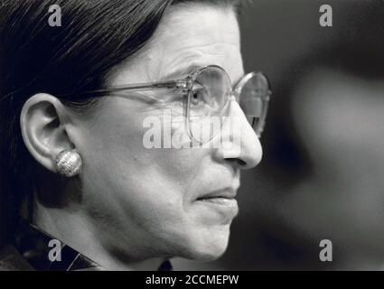 Corte Suprema degli Stati Uniti Ruth Bader Ginsburg (1933-2020) che testimonia la sua audizione di conferma dinanzi al Comitato giudiziario del Senato nel luglio 1993. Foto Stock