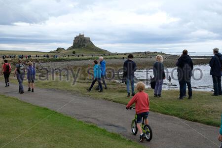 Holy Island, Lindisfarne, Regno Unito. 23 agosto 2020. Con una bassa marea diurna e impuro dai cieli sorvolati, i visitatori si affollano oggi a Lindisfarne. Vista sul castello di Lindisfarne. Credit: Craig Brown/Alamy Live News Foto Stock