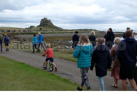 Holy Island, Lindisfarne, Regno Unito. 23 agosto 2020. Con una bassa marea diurna e impuro dai cieli sorvolati, i visitatori si affollano oggi a Lindisfarne. Vista sul castello di Lindisfarne. Credit: Craig Brown/Alamy Live News Foto Stock