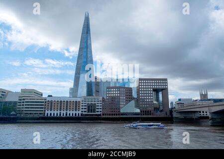 London Bridge Hospital e Hays Wharf, edifici vittoriani e Art Deco sul Tamigi sotto lo Shard Foto Stock