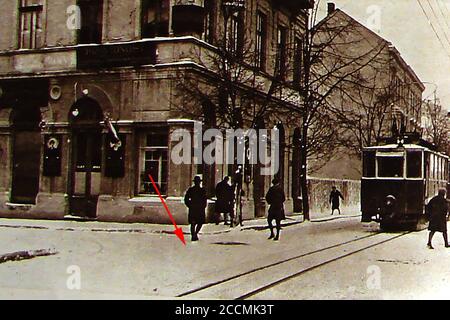 Una fotografia scattata poco dopo l'assassinio dell'arciduca Franz Ferdinand d'Austria, ha detto di mostrare il luogo esatto in cui ha avuto luogo l'assassinio. L'arciduca Franz Ferdinand (Franz Ferdinand Carl Ludwig Joseph Maria, 1894-1918) sposò Sophie, Duchessa di Hohenberg. Gavrilo Prinzip è stato arrestato per l'assassinio domenica 28 giugno 1914 a Sarajevo. Era un serbo bosniaco di 19 anni che era un membro della "giovane Bosnia", un movimento che cercava di porre fine al dominio austro-ungarico in Bosnia-Erzegovina. Più presto nello stesso giorno, la coppia aveva evitato un altro tentativo sulla loro vita Foto Stock