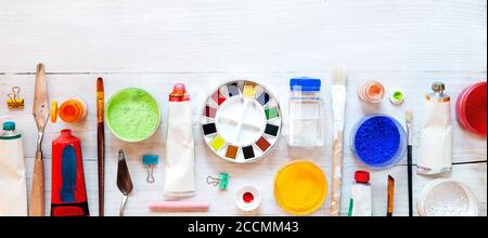 Attrezzatura di pittura su sfondo bianco di legno Foto Stock