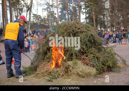 Persone intorno al falò pasquale sull'isola di Seurasaari a Helsinki, Finlandia Foto Stock