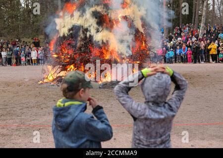 Persone intorno al falò pasquale sull'isola di Seurasaari a Helsinki, Finlandia Foto Stock