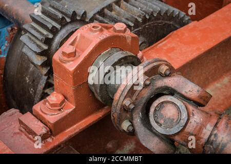 Albero di trasmissione cardanico di una macchina industriale. Foto Stock