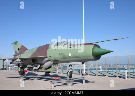 MIG-21bis aereo da combattimento supersonico noleggiato dall'Aeronautica Finlandese sulla terrazza panoramica sul tetto del terminal ovest di Helsinki, Finlandia Foto Stock