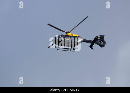 West Yorkshire EC35 polizia Elicotteri contrassegno di registrazione GPOLB che vola sopra il villaggio di Kirkheaton, Huddersfield - Servizio aereo della polizia nazionale Foto Stock