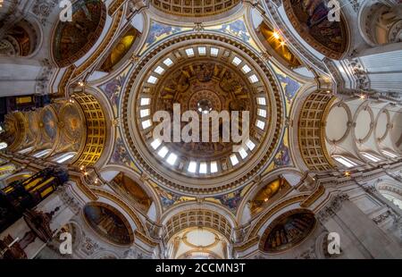 Si affaccia sul Duomo e sui soffitti dipinti di St Pauls Cathedral nel centro di Londra Foto Stock
