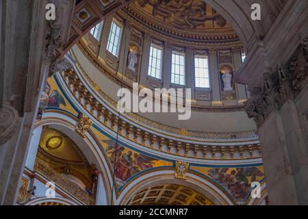 Si affaccia sul Duomo e sui soffitti dipinti di St Pauls Cathedral nel centro di Londra Foto Stock