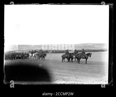 Fanteria ottomana che si prepara alla parata con il generale tedesco Field Marshal Colmar von der Goltz a cavallo. Goltz è accompagnato da un gruppo di quattro turchi e un ufficiale tedesco. I soldati nella formazione musicale sulla sinistra indossano cappotti e putt. Fotografia su lastra di vetro asciutta della collezione Herry W. Schaefer, intorno al 1913. Foto Stock