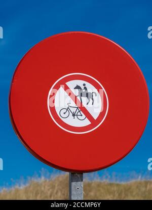 Courseulles-sur-Mer, Francia - 08 04 2020: Spiaggia di Juno, senza cavallo, senza bicicletta Foto Stock