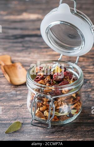 Tè invernale. Una miscela per la preparazione di bevande calde calde da salse, curcuma, zenzero, ibisco, scorza di agrumi, mele secche, cannella e sa Foto Stock