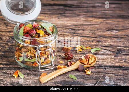 Tè invernale. Una miscela per la preparazione di bevande calde calde da salse, curcuma, zenzero, ibisco, scorza di agrumi, mele secche, cannella e sa Foto Stock