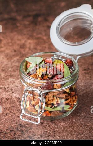 Tè invernale. Una miscela per la preparazione di bevande calde calde da salse, curcuma, zenzero, ibisco, scorza di agrumi, mele secche, cannella e sa Foto Stock