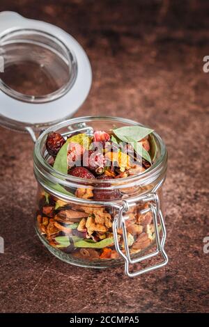 Tè invernale. Una miscela per la preparazione di bevande calde calde da salse, curcuma, zenzero, ibisco, scorza di agrumi, mele secche, cannella e sa Foto Stock