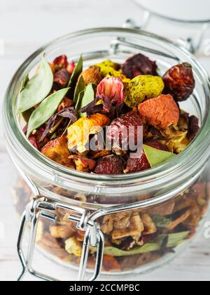 Tè invernale. Una miscela per la preparazione di bevande calde calde da salse, curcuma, zenzero, ibisco, scorza di agrumi, mele secche, cannella e sa Foto Stock