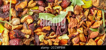 Tè invernale. Sfondo culinario. Una miscela per la preparazione di bevande calde calde da salse, curcuma, zenzero, ibisco, scorza di agrumi, ap essiccato Foto Stock