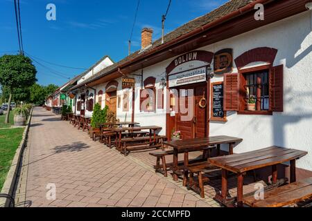 Villany, Ungheria - 08. 18. 2018 -paesaggio urbano di Villany Ungheria con barili e celle sulla strada pedonale Foto Stock