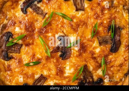 Cibo di fondo tradizionale francese torta quiche con funghi, formaggio e cipolla Foto Stock