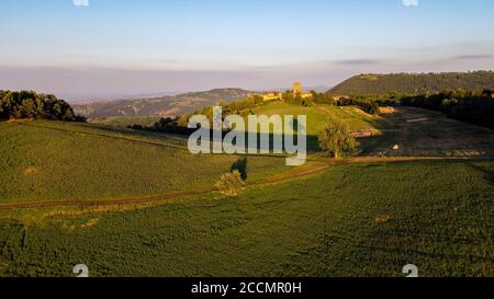 Vista aerea di boschi e alberi sulle colline appenniniche italiane Foto Stock