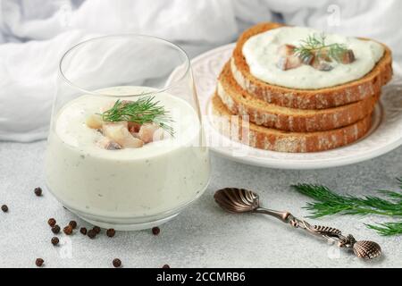 Salsa di salumi (mousse) di aringhe e formaggio cremoso con aneto. Servito su pane tostato di segale o di grano. Antipasto gourmet di pesce. Messa a fuoco selettiva Foto Stock